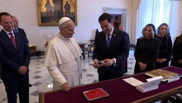 Vaticano-Usa, Papa Leone regala a Rubio una penna di legno d’olivo: “Una pianta di pace”