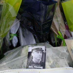 Trebes, il gendarme eroe ucciso da una coltellata alla gola. Media: "I servizi monitoravano Lakdim" 