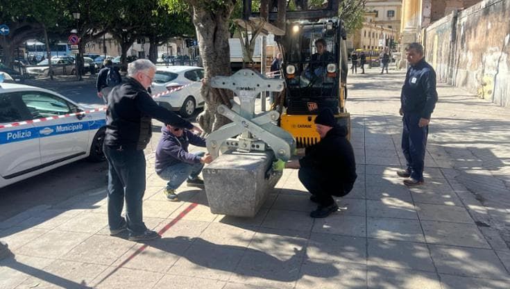 Piante, cestini e panchine: piazza Giulio Cesare cambia look