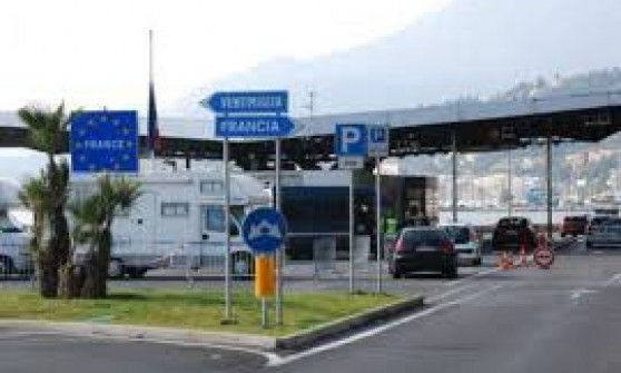 Ventimiglia, Porsche forza controllo a frontiera e sperona polizia