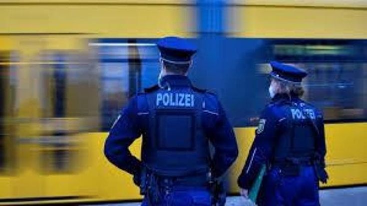Berlino, fermato per un controllo in metro scappa e lascia una busta con materiale esplosivo: in città è caccia al fuggitivo