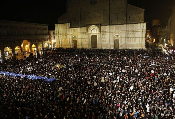 Piazza Maggiore strapiena di "sardine" contro Matteo Salvini: "Bologna non abbocca"