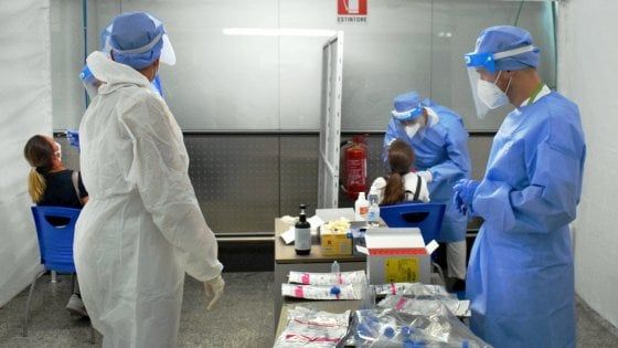 Coronavirus, il bollettino di oggi 21 agosto ancora casi in aumento: 947 da ieri. I morti sono 9