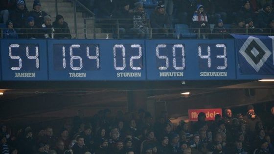 Germania, Amburgo appeso a un filo: l'orologio infinito ha i minuti contati