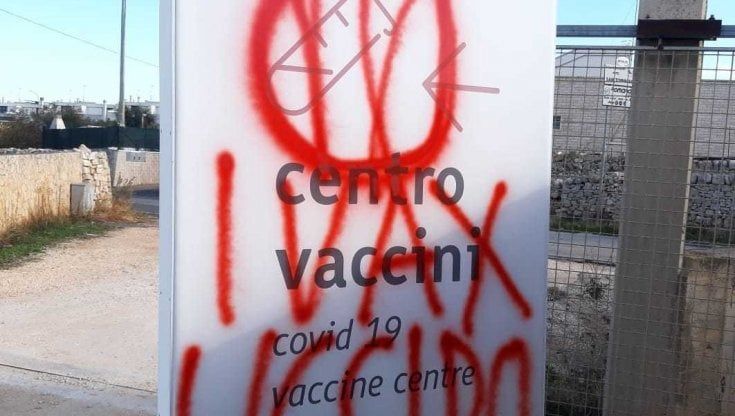 Polignano a Mare, scritte No Vax nell'hub. Il sindaco: "Barbarie e ignoranza"