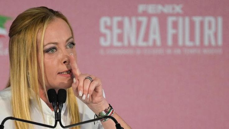 Meloni dai giovani di FdI cita le Br e attacca i “sedicenti antifascisti”. Derby a destra su Kirk