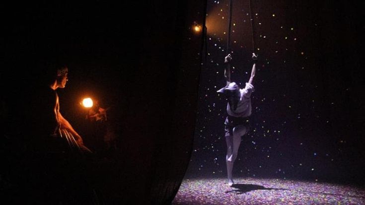 Il circo contemporaneo di Rasposo racconta una società sopita e la ribellione annaspa