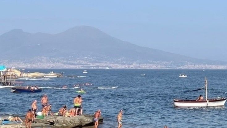 Tuffi a Marechiaro e via Partenope, nessuno rispetta i divieti
