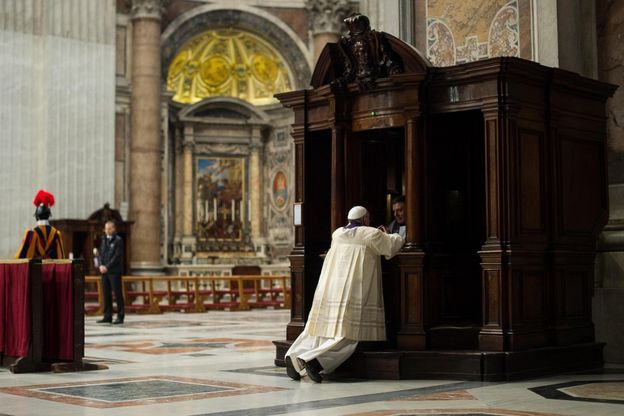 San Pietro, anche il Papa si confessa