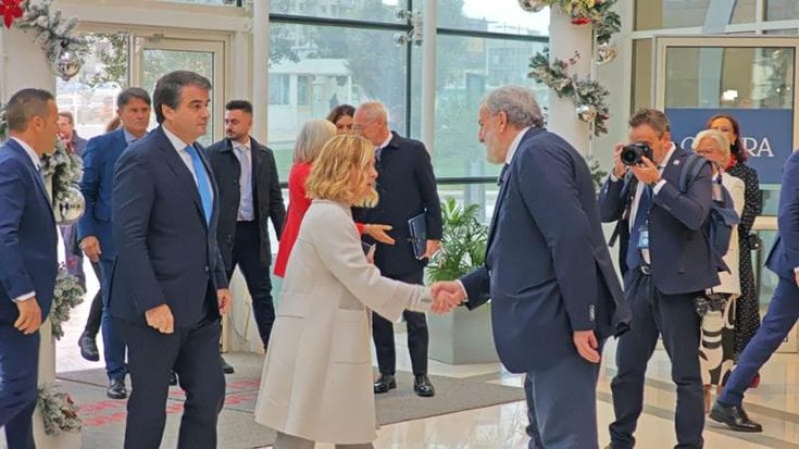 Meloni in Puglia con Fitto, 6,5 miliardi di investimenti. E scherza: "Emiliano è come Elon Musk"