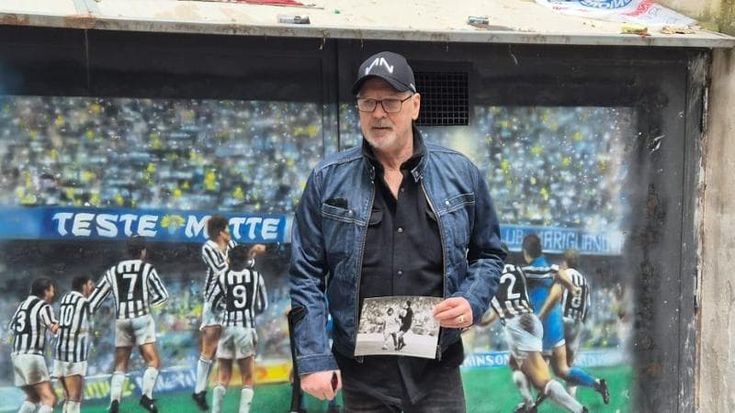 Tacconi davanti al quadro di “quella” punizione di Diego. “Avrebbe segnato anche con tre barriere”