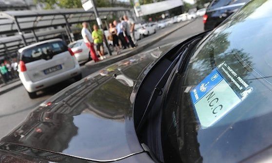 Taxi, Uber lascia Firenze: "Troppe poche auto"