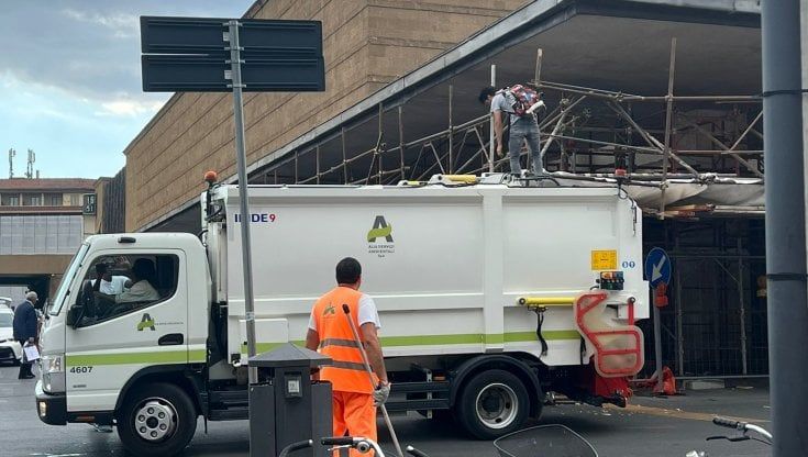 Pensilina alla stazione, un camion di Alia si incastra nel cantiere