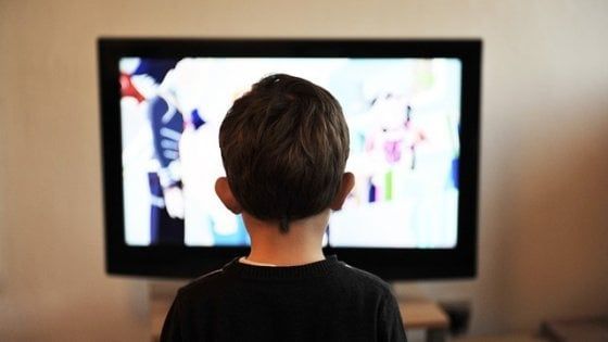 "Bambini, mai più di due ore al giorno davanti allo schermo"