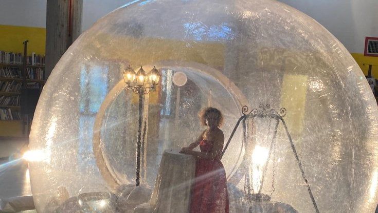 Vivo in una bolla: applausi a Teatro al Parco alla poetica performance sulla libertà e il senso dell’esistenza