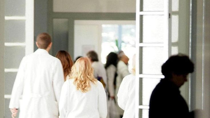 Manovra, responsabilità diretta dei medici per i danni ai pazienti. L’Ordine: “Si rischia la fuga”