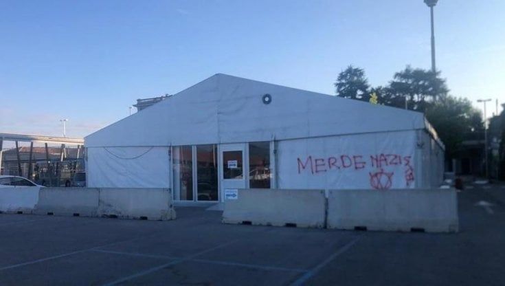 Imbrattato con scritte naziste e insulti  un hub vaccinale di Cuneo