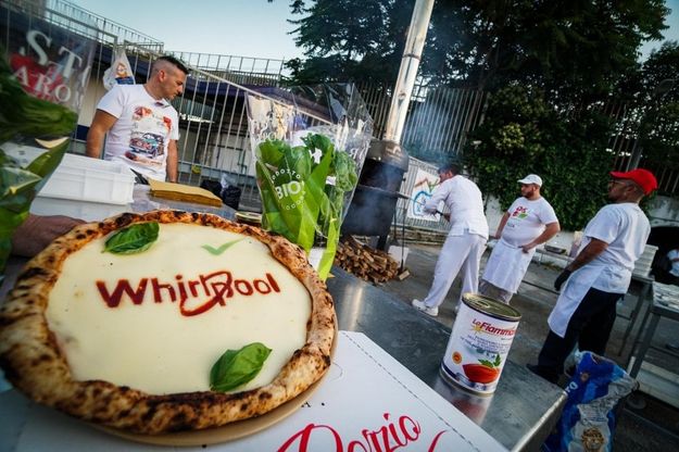 Notte bianca alla Whirlpool-Napoli: insieme operai e pizzaioli