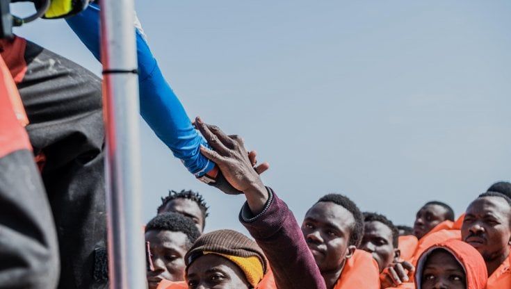 Migranti, quasi mille approdano a Lampedusa. Tra loro donne e bambini