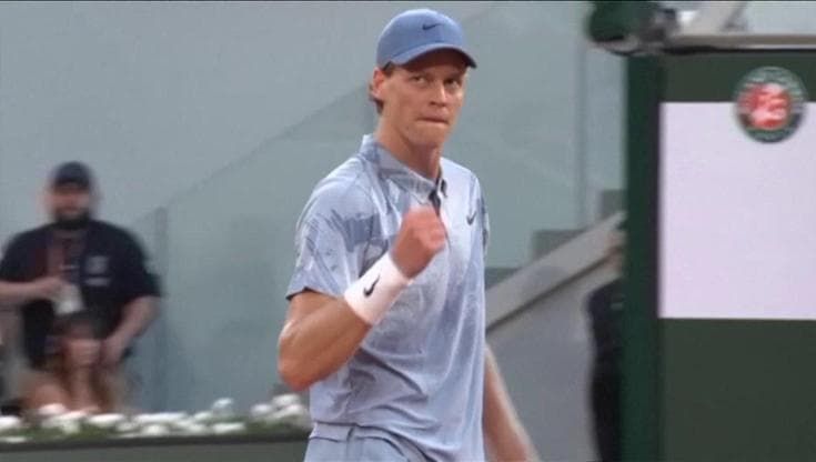 Roland-Garros, in un minuto la lezione di tennis di Sinner al francese wild card Tabur