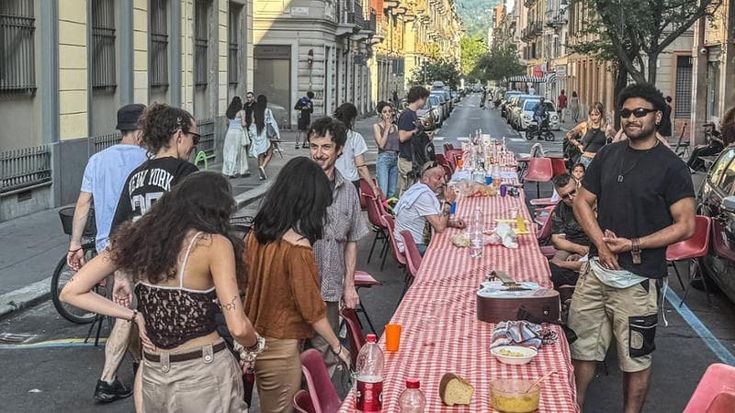 Alla festa dei vicini il bello è mangiare sul suv del cafone