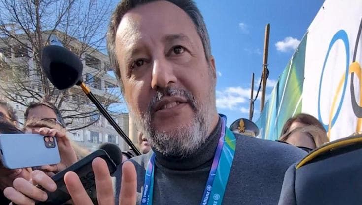 Milano, Salvini e i preservativi olimpici: "Ne distribuiscono 50 al giorno. Ma sono già finiti"