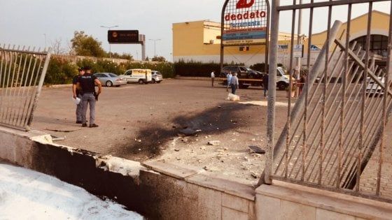 Bari, la spaccata alla stazione di servizio finisce contro il muro: due arrestati. Complici in fuga 