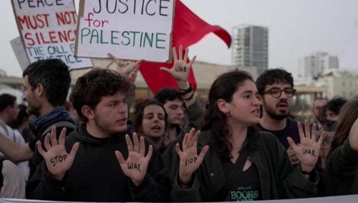 Tel Aviv, manifestazione contro la guerra. Scontri con la polizia e arresti