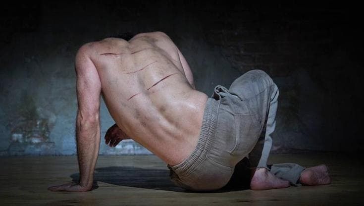 Tutto il teatro del fine settimana: guerra e libertà da Khatibi a Elio Germano