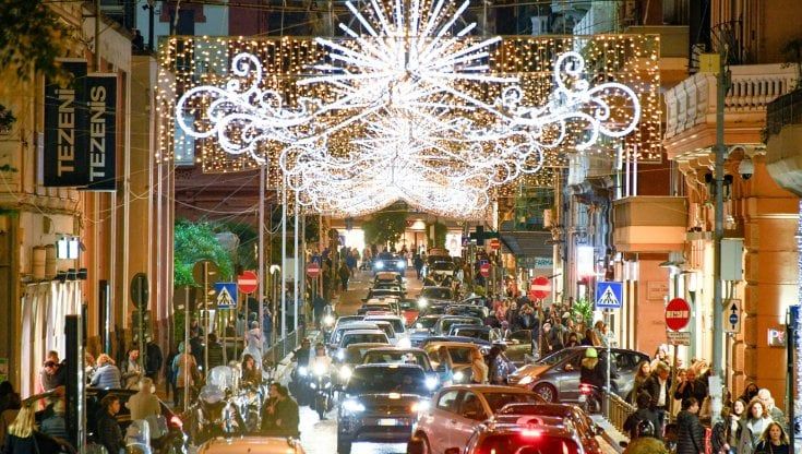 Energia, piano austerity del Comune di Napoli: luminarie di Natale addio e lampade a led per i lampioni
