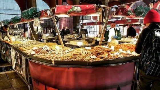 La crisi di Venezia travolge il mercato del pesce: "Qui un banco valeva 150mila euro, ora 20mila"