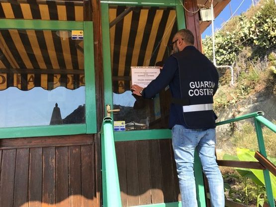 Ischia, occupazione abusiva di demanio: sequestrato stabilimento ai Maronti