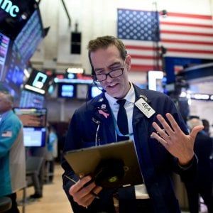 Mercati in recupero con i record a Wall Street. Fed: "Coronavirus potrebbe contagiare economia mondiale"