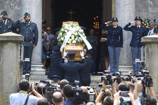 I magistrati con la toga per il picchetto d'onore: l'ultimo saluto a Francesco Saverio Borrelli a Milano