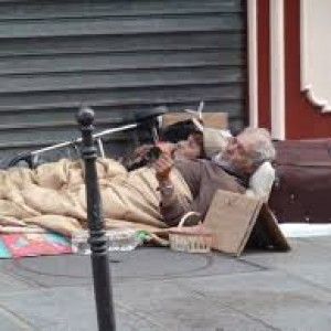 Parigi, clochard e senza tetto: aumenta nella capitale francese l'esercito di chi dorme per strada