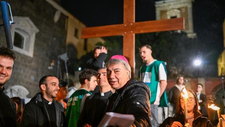 I dieci anni di episcopato di don Mimmo Battaglia. “Sempre dalla parte degli ultimi”