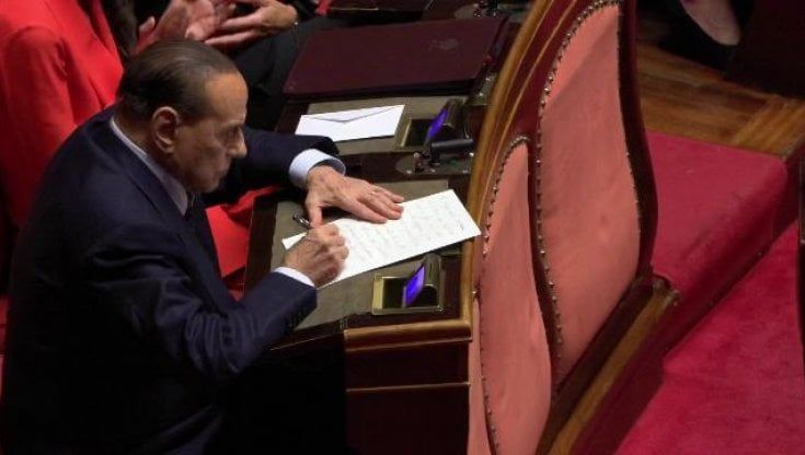 Negli appunti di Berlusconi c'è Ronzulli ministra degli Anziani. E l'avvertimento a Meloni: "La sfiducia a lei è sfiducia a me"