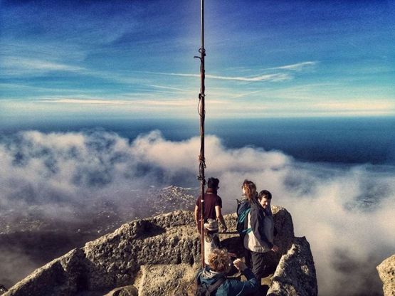 Ischia, con la testa tra le nuvole sulla cima dell'Epomeo