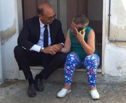 Terremoto, il ministro Alfano consola la sfollata ad Arquata del Tronto