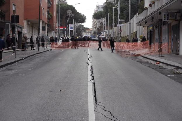 Maltempo, voragine in viale Colli Aminei