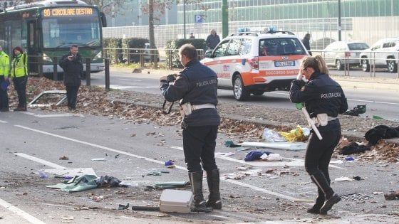 Scontro tra filobus e camion dei rifiuti, è morta la donna coinvolta