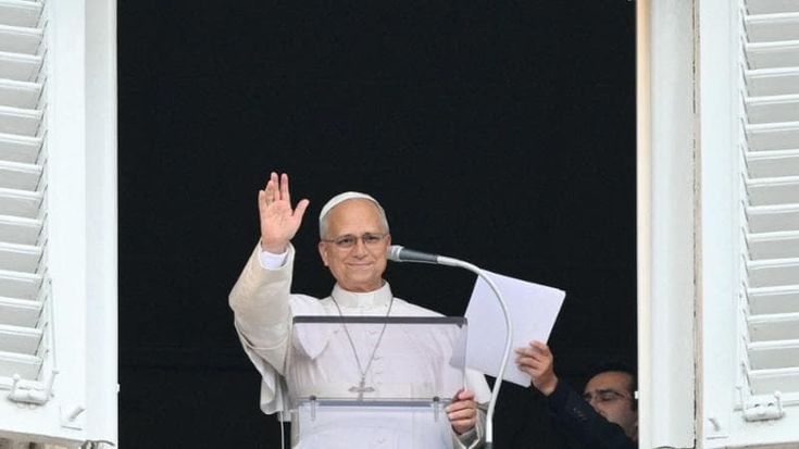 Il Papa si affaccia per l’Angelus su piazza San Pietro gremita. “Grazie per il sostegno”