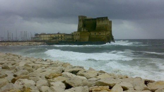 Lungomare di Napoli: poliziotti si tuffano per salvare una donna
