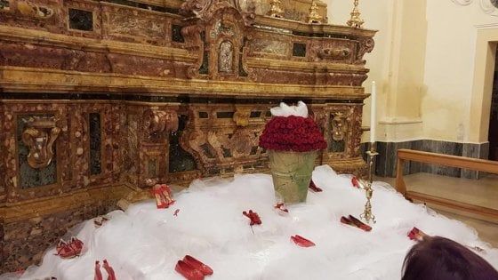 Femminicidio, a Foggia scarpette rosse sull'altare della Settimana santa: "No alla violenza"