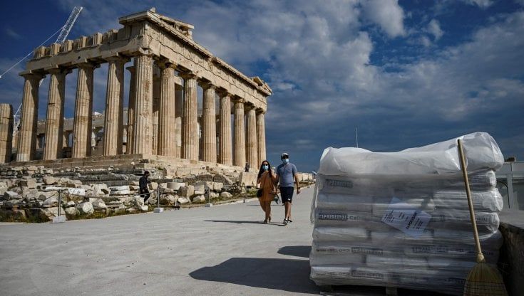 “Scempio all’Acropoli”. Una strada di cemento divide la Grecia