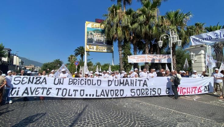Castello delle Cerimonie, sit-in di protesta dei dipendenti: “È casa nostra e vogliamo lavorare qui”