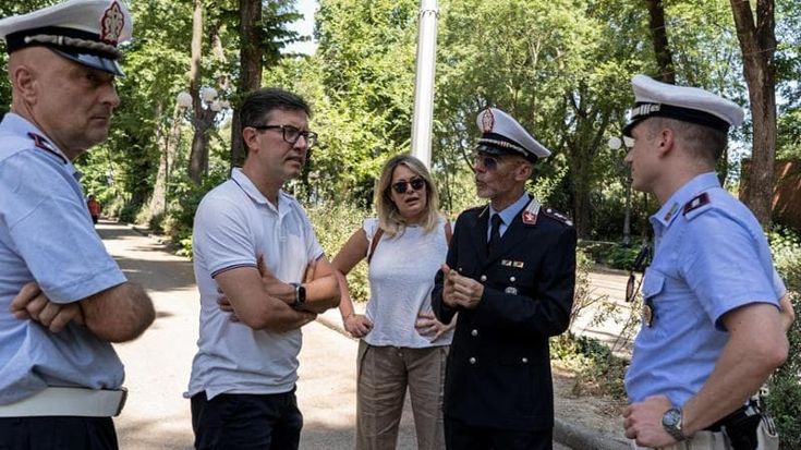 Firenze, Nardella fa lo “sceriffo”: blitz alla fermata tramvia alle Cascine coi vigili, e manda via lo spacciatore