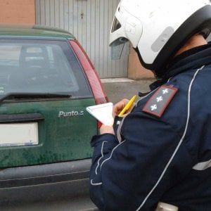 Aprilia, "sposti la macchina" e la madre picchia vigilessa davanti scuola