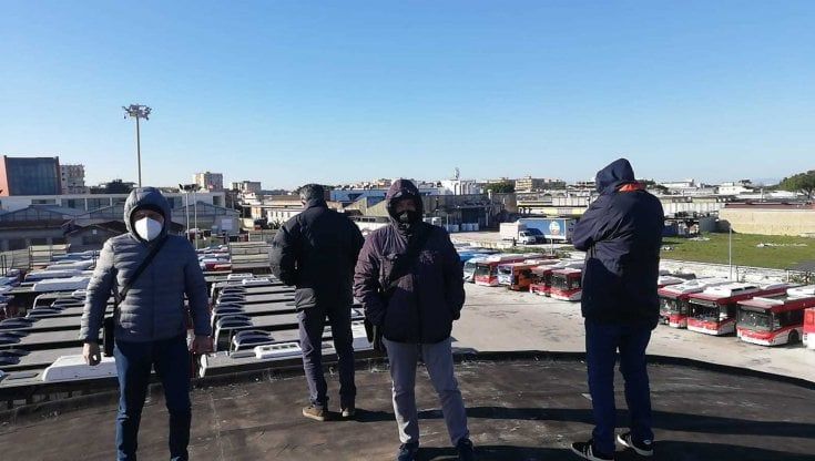 Ctp, operai salgono sul tetto del deposito di Arzano