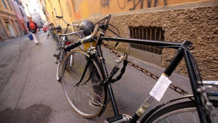 Tre bici lasciate in strada e recuperate ogni giorno. “Ma i vigili cosa fanno per noi ciclisti?”